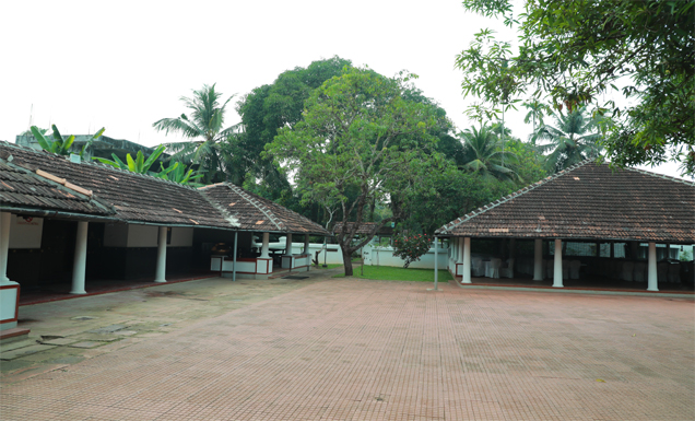 alukettu means four blocks and a typical house built in this fashion would be divided into a north, south, east, and west block. The naalukettu was a typical feature of the Kerala tharavadu tradition, where joint families lived together for generations with a patriarch and matriarch overseeing all their affairs.